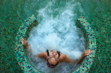 Relaxation and relief from muscle and joint pain are all possible with a hydrotherapeutic walk in bathtub.